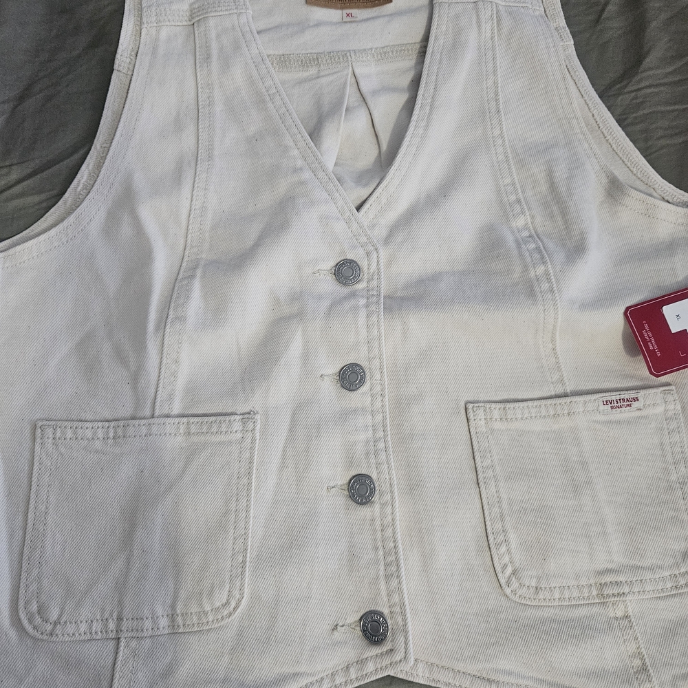Levi's White Sleeveless Button-Down Top
